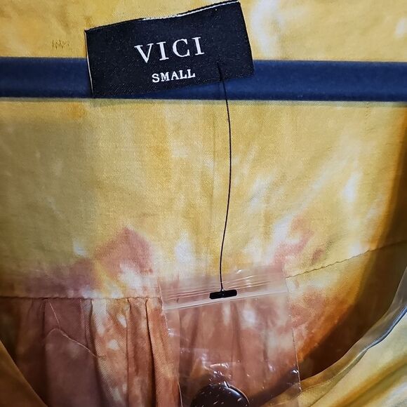 NWOT VICI Small Tie-Dye Button-Up Kimono Sleeve Satin Women's Top - Picture 4 of 7